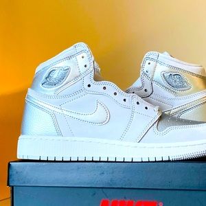 Air Jordan 1. 6.5 Y. Neutral gray/ Metallic silver